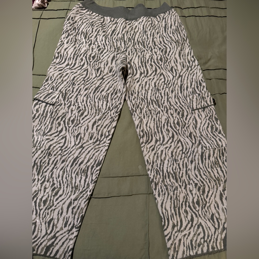 Men’s Royalty Animal Print Patterned Wide-Leg Sweatpants in Green and Tan- XL